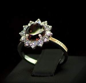 Серебряное кольцо 925 пробы с позолотой 375 пробы 4,78 г с красным та белыми Фианитами 5 карат
