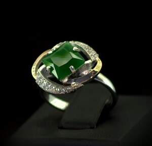 Серебряное кольцо 925 пробы с позолотой 375 пробы 3,67 г с зеленым та белыми Фианитами 3,15 карат