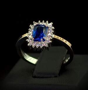 Серебряное кольцо 925 пробы с позолотой 375 пробы 2,72 г с синим та белыми Фианитами 1,95 карат