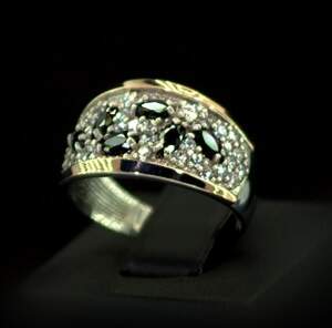 Серебряное кольцо 925 пробы с позолотой 375 пробы 4,27 г с черными та белыми Фианитами 2,65 карат