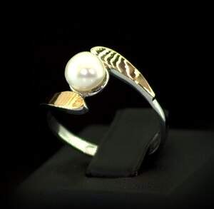 Серебряное кольцо 925 пробы с позолотой 375 пробы с Перлиною 1,8 карат