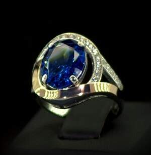 Серебряное кольцо 925 пробы с позолотой 375 пробы 5,76 г с синими та белыми Фианитами 8,6 карат