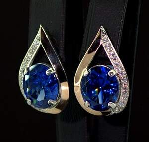 Серебряные серьги 925 пробы с позолотой 375 пробы 7,23 г с синими та белыми Фианитами 16,5 карат Серебряные серьги 925 пробы с позолотой 375 пробы 7,23 г с синими та белыми Фианитами 16,5 карат