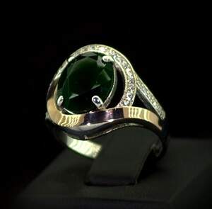 Серебряное кольцо 925 пробы с позолотой 375 пробы 5,4 г с зеленым та белыми Фианитами 8,6 карат