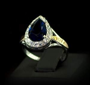 Серебряное кольцо 925 пробы с позолотой 375 пробы 3,75 г с синими та белыми Фианитами 5,3 карат