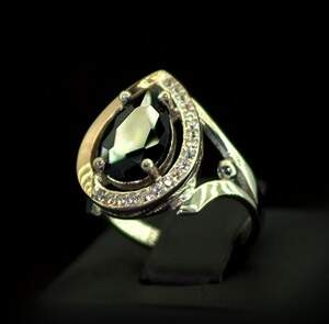 Серебряное кольцо 925 пробы с позолотой 375 пробы 4,56 г с черным та белыми Фианитами 5,1 карат