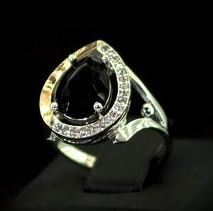 Серебряное кольцо 925 пробы с позолотой 375 пробы 4,07 г с коричневим и белыми Фианитами 5,1 карат
