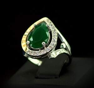 Серебряное кольцо 925 пробы с позолотой 375 пробы 3,96 г с зеленым та белыми Фианитами 5,1 карат