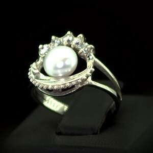 Серебряное кольцо 925 пробы 2,8 г с Перлиною и цирконами 1,6 карат Серебряное кольцо 925 пробы 2,8 г с Перлиною и цирконами 1,6 карат