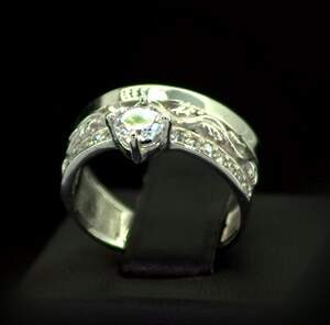 Серебряное кольцо 925 пробы 3,5 г с Цирконами 0,9 карат