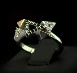 Серебряное кольцо 925 пробы с позолотой 375 пробы 3,56 г с черными та белыми Фианитами 0,6 карат