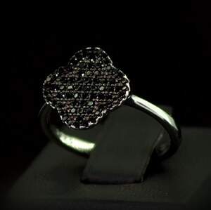 Серебряное кольцо 925 пробы 2,7 г с черными Фианитами 3,6 карат