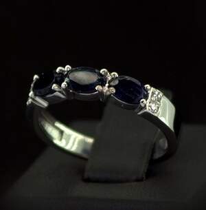 Серебряное кольцо 925 пробы 3,2 г с Іолітами с М'янми 1,27 карат Серебряное кольцо 925 пробы 3,2 г с Іолітами с М'янми 1,27 карат