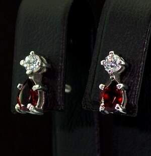Серебряные серьги 925 пробы 2,63 г с чеськими Гранатами и фианитами 1,42 карат Серебряные серьги 925 пробы 2,63 г с чеськими Гранатами и фианитами 1,42 карат