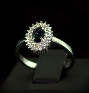 Срібна каблучка 925 проби 2,82 г з Топазом Лондон Блу та фіанітами 0,9 карат Срібна каблучка 925 проби 2,82 г з Топазом Лондон Блу та фіанітами 0,9 карат