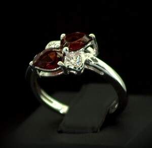 Срібна каблучка 925 проби 2,92 г з мозамбікськими Гранатами та цирконами 1,7 карат Срібна каблучка 925 проби 2,92 г з мозамбікськими Гранатами та цирконами 1,7 карат