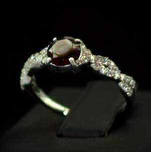 Срібна каблучка 925 проби 1,99 г з мозамбікським Гранатом та цирконами 1,33 карат Срібна каблучка 925 проби 1,99 г з мозамбікським Гранатом та цирконами 1,33 карат