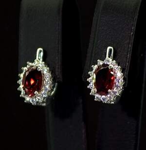 Срібні сережки 925 проби 3,21 г з чеськими Гранатами та фіанітами 2,32 карат Срібні сережки 925 проби 3,21 г з чеськими Гранатами та фіанітами 2,32 карат