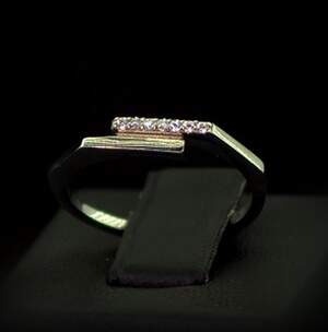 Срібна каблучка 925 проби 1,31 г з білими Фіанітами 0,1 карат Срібна каблучка 925 проби 1,31 г з білими Фіанітами 0,1 карат