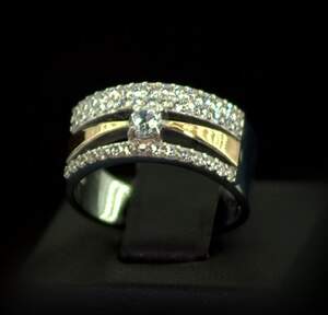 Срібна каблучка 925 проби з позолотою 375 проби 4,98 г з білими Фіанітами 1,1 карат Срібна каблучка 925 проби з позолотою 375 проби 4,98 г з білими Фіанітами 1,1 карат