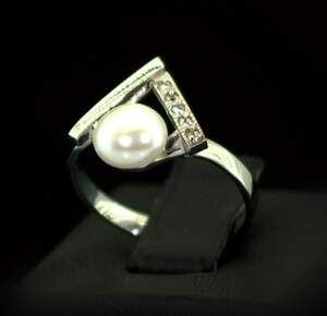 Срібна каблучка 925 проби 2,1 г з Перлиною та цирконами 1,7 карат Срібна каблучка 925 проби 2,1 г з Перлиною та цирконами 1,7 карат