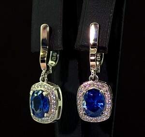 Срібні сережки 925 проби з позолотою 375 проби 6,1 г з синіми та білими Фіанітами 6,9 карат Срібні сережки 925 проби з позолотою 375 проби 6,1 г з синіми та білими Фіанітами 6,9 карат
