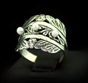 Серебряное кольцо 3,42 г с Перлинами 0,6 карат Серебряное кольцо 3,42 г с Перлинами 0,6 карат