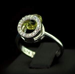 Серебряное кольцо 925 пробы 3,24 г с турецким Султанітом класса AAAA и фианитами 1,95 карат Серебряное кольцо 925 пробы 3,24 г с турецким Султанітом класса AAAA и фианитами 1,95 карат