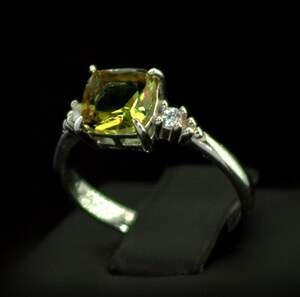 Серебряное кольцо 925 пробы 2,04 г с турецким Султанітом класса AAAA и фианитами 1,25 карат Серебряное кольцо 925 пробы 2,04 г с турецким Султанітом класса AAAA и фианитами 1,25 карат