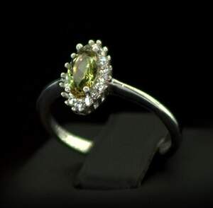 Серебряное кольцо 925 пробы 2,15 г с турецким Султанітом класса AAAA и фианитами 1,11 карат Серебряное кольцо 925 пробы 2,15 г с турецким Султанітом класса AAAA и фианитами 1,11 карат