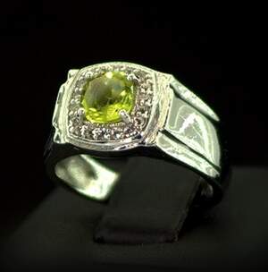 Серебряное кольцо 925 пробы 4,54 г с египетским Перидотом и цирконами 0,95 карат Серебряное кольцо 925 пробы 4,54 г с египетским Перидотом и цирконами 0,95 карат