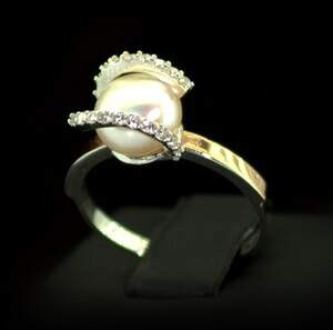 Серебряное кольцо 925 пробы с позолотой 375 пробы 2,8 г с Перлиною и фианитами 5,4 карат Серебряное кольцо 925 пробы с позолотой 375 пробы 2,8 г с Перлиною и фианитами 5,4 карат