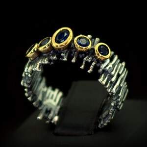 Серебряное кольцо ручної роботи 925 пробы 7,08 г с синими цирконами 1,15 карат Серебряное кольцо ручної роботи 925 пробы 7,08 г с синими цирконами 1,15 карат