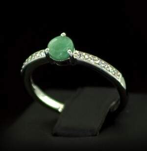 Серебряное кольцо 925 пробы 1,92 г с бразильским Смарагдом класса АААА и цирконами 0,66 карат Серебряное кольцо 925 пробы 1,92 г с бразильским Смарагдом класса АААА и цирконами 0,66 карат