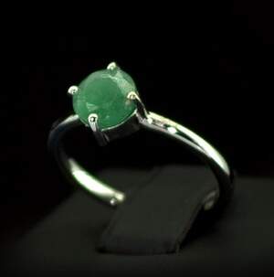Серебряное кольцо 925 пробы 1,89 г с бразильским Смарагдом класса АААА 1,24 карат Серебряное кольцо 925 пробы 1,89 г с бразильским Смарагдом класса АААА 1,24 карат