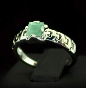 Серебряное кольцо 925 пробы 2,67 г с бразильским Смарагдом класса АААА 0,63 карат Серебряное кольцо 925 пробы 2,67 г с бразильским Смарагдом класса АААА 0,63 карат