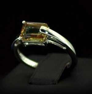 Серебряное кольцо 925 пробы 2,48 г с турецким Султанітом класса АААА 1,61 карат Серебряное кольцо 925 пробы 2,48 г с турецким Султанітом класса АААА 1,61 карат