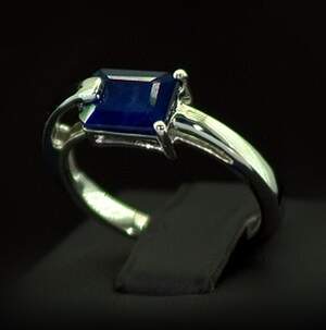 Серебряное кольцо 925 пробы 2,86 г с голубым шри-ланкийским Сапфіром класса АААА 1,7 карат Серебряное кольцо 925 пробы 2,86 г с голубым шри-ланкийским Сапфіром класса АААА 1,7 карат