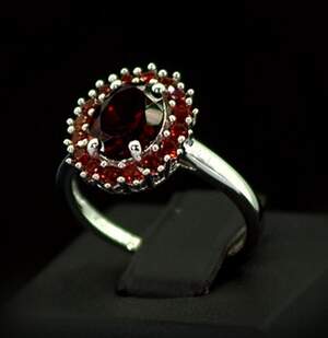 Серебряное кольцо 925 пробы 3,27 г с мозамбикскими Гранатами 2,95 карат Серебряное кольцо 925 пробы 3,27 г с мозамбикскими Гранатами 2,95 карат