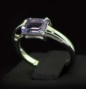 Серебряное кольцо 925 пробы 2,5 г с бразильским Аметистом 1,38 карат Серебряное кольцо 925 пробы 2,5 г с бразильским Аметистом 1,38 карат