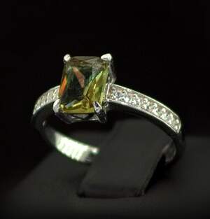 Срібна каблучка 925 проби 2,4 г з турецьким Султанітом класу AAAA та фіанітами 1,51 карат Срібна каблучка 925 проби 2,4 г з турецьким Султанітом класу AAAA та фіанітами 1,51 карат