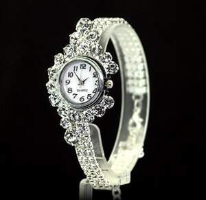 Кварцевий жіночий годинник з білими фіанітами Кварцевий жіночий годинник з білими фіанітами