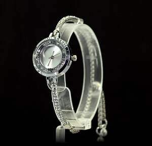 Кварцевий жіночий годинник з білими фіанітами Кварцевий жіночий годинник з білими фіанітами