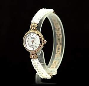 Кварцевий жіночий годинник в позолоті з Перлинами (імітація) Кварцевий жіночий годинник в позолоті з Перлинами (імітація)