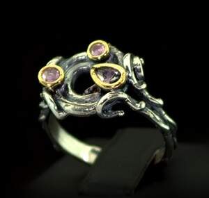 Срібна каблучка ручної роботи 925 проби 5,06 г з рожевими цирконами 0,97 карат Срібна каблучка ручної роботи 925 проби 5,06 г з рожевими цирконами 0,97 карат