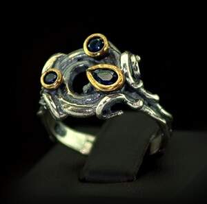 Срібна каблучка ручної роботи 925 проби 5,38 г з синіми цирконами 0,97 карат Срібна каблучка ручної роботи 925 проби 5,38 г з синіми цирконами 0,97 карат