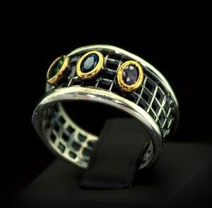 Срібна каблучка ручної роботи 925 проби 5,89 г з кольоровими цирконами 0,98 карат Срібна каблучка ручної роботи 925 проби 5,89 г з кольоровими цирконами 0,98 карат