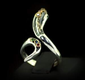 Срібна каблучка ручної роботи 925 проби 6,75 г з кольоровими цирконами 0,15 карат Срібна каблучка ручної роботи 925 проби 6,75 г з кольоровими цирконами 0,15 карат