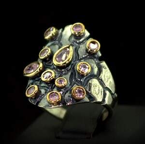 Срібна каблучка ручної роботи 925 проби 10,64 г з рожевим Кварцем та цирконами 1,27 карат Срібна каблучка ручної роботи 925 проби 10,64 г з рожевим Кварцем та цирконами 1,27 карат