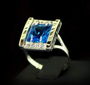 Срібна каблучка 925 проби з позолотою 375 проби 4,57 г з блакитним Топазом та фіанітами 3,75 карат Срібна каблучка 925 проби з позолотою 375 проби 4,57 г з блакитним Топазом та фіанітами 3,75 карат